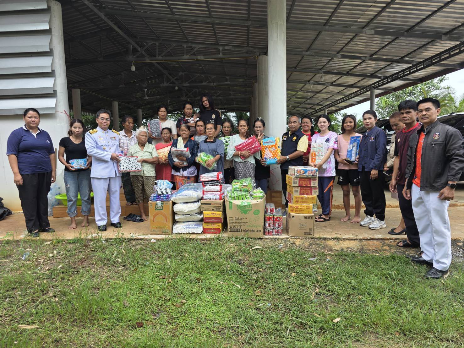 พช.ราษีไศล ไม่ทิ้งกัน ส่งมอบสิ่งของบริจาคช่วยเหลือผู้อพยพจากสถานการณ์ชายแดนไทย-กัมพูชา