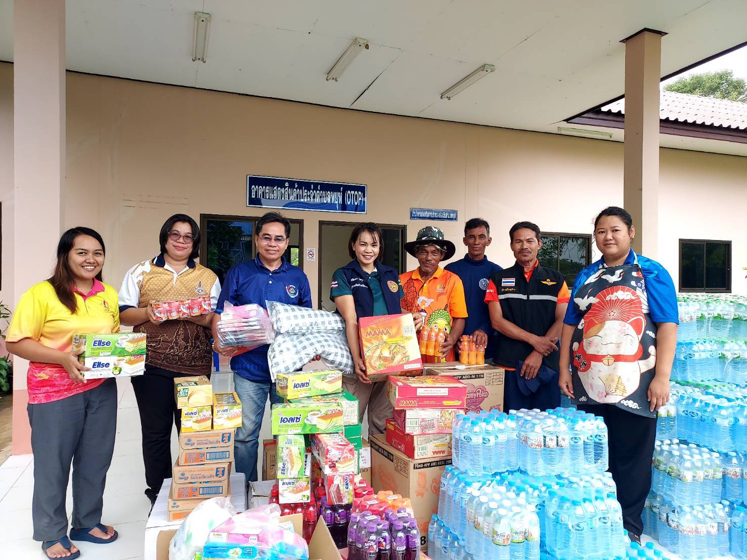 พช.ราษีไศล นำสิ่งของบริจาคส่งมอบให้แก่ศูนย์พักพิงผู้ได้รับผลกระทบจากจากสถานการณ์ชายแดนไทย – กัมพูชา