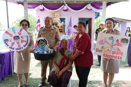 พัฒนาการอำเภอและเจ้าหน้าที่พัฒนาชุมชนมอบสิ่งของให้ครัวเรือน